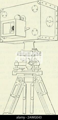 Archivi interinternazionali di fotogrammetrieArchivi internazionali di fotogrammetria . bracci di questa piastra, una morsa di serraggio che fissa le estremità coniche di theleveling-viti alla piastra del treppiede serve tu prevenire una possibile distur-bance della sottostruttura quando il trasferimento di scambio froni a camérais fatto. Gli aggiustamenti del transito e del caméra sono stabili e con ordinarycare sono poco suscettibili di cambiamento. Per ridurre il peso senza sacrificare rigi-dity e la forza, alumiuum ha beeu usato whon praticabile. Il caméra è imballato in una scatola di stout, insieme con eigth: 128 INTERNATIONALES ARCHIV Foto Stock