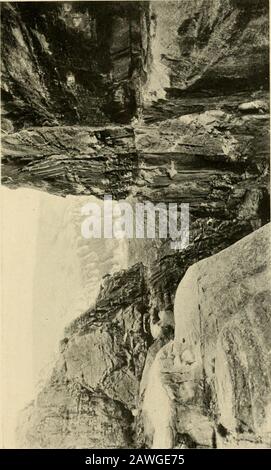 La valle del Giordano e Petra . ^:i Ph *v 1 J& ypi Il Deir 223 Grand spot. E' vero che gli effetti della brillantezza della colorazione svaniscono, mentre si sale più in alto su questo sentiero, butquando una volta che si ottiene il monte-top, entrano in gioco altri caratteri : L'atmosfera cristallina, terragata, parti fantastiche delle forme più selvagge di na-ture, e poi le ampie vedute, prima della massa di Petra intera, poi dell'altopiano da cui abbiamo visto per la prima volta la regione; E, infine, dei falchi verso il monte Hor, scendendo verso la TeAraba, che a volte si distendono verso sud verso il Golfo di Akabah. Al Contrario Foto Stock