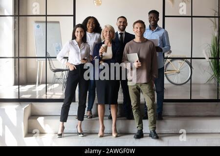 Uomini d'affari multiculturali a tutta lunghezza, il personale aziendale di successo ritratto personale Foto Stock