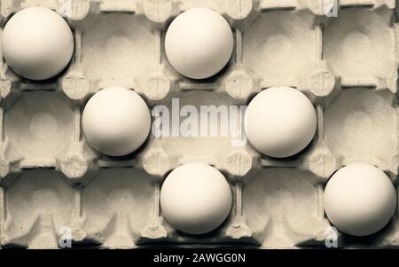 Uova bianche in scatola di cartone fondo. Ingrediente alimentare. Nutrizione proteica. Colazione sana. Uova di pollame Foto Stock