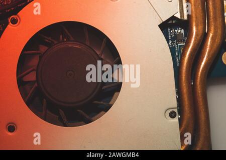 Primo piano del sistema di raffreddamento del notebook. Ventola di raffreddamento del computer con polvere. Sfondo della tecnologia del computer Foto Stock