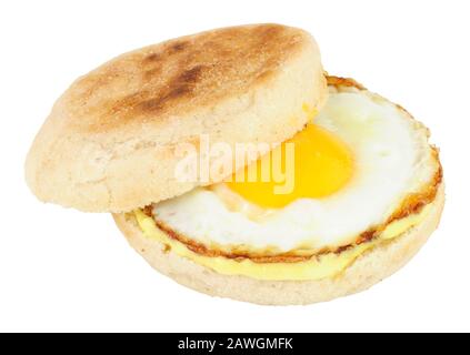 Panino di muffin inglesi ripieni di uova fritte isolato su uno sfondo bianco Foto Stock