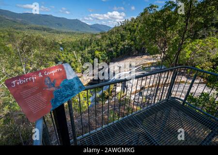 Cartello informativo presso il punto panoramico di Murray Falls, il Girramay National Park, vicino a Cardwell, North Queensland, Australia Foto Stock