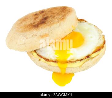 Panino di muffin inglesi ripieni di uova fritte isolato su uno sfondo bianco Foto Stock