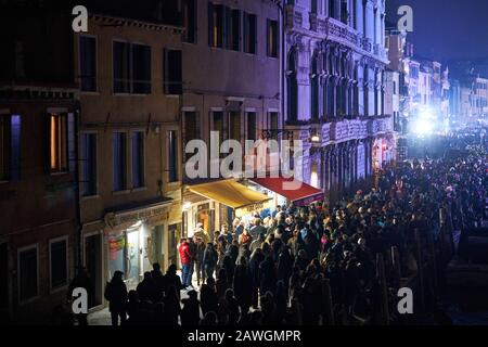 Venezia, Italia. 08th Feb, 2020. Folla di persone che guardano lo spettacolo di 'Amoris causa' la Festa Veneziana sull'acqua. Rio Di Cannaregio, Venezia, Italia (Photo By Gentian Posovina/Pacific Press) Credit: Pacific Press Agency/Alamy Live News Foto Stock