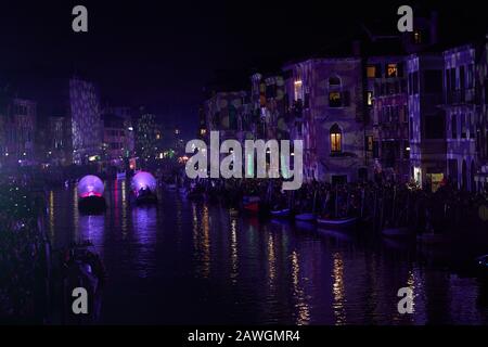 Venezia, Italia. 08th Feb, 2020. Rio di Cannaregio durante la Festa Veneziana sulle celebrazioni del Carnevale d'acqua. (Foto Di Gentian Posovina/Pacific Press) Credit: Pacific Press Agency/Alamy Live News Foto Stock