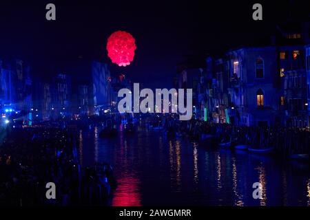 Venezia, Italia. 08th Feb, 2020. Ballerina sospesa in aria con balloni rossi. Questo spettacolo fa parte dello spettacolo Festa Veneziana sull'acqua per celebrare l'amore. Apertura Di Carnevale Di Venezia 2020 (Foto Di Gentile Posovina/Pacific Press) Credito: Pacific Press Agency/Alamy Live News Foto Stock