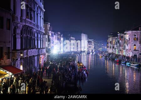 Venezia, Italia. 08th Feb, 2020. Rio di Cannaregio durante la Festa Veneziana sulle celebrazioni del Carnevale d'acqua. (Foto Di Gentian Posovina/Pacific Press) Credit: Pacific Press Agency/Alamy Live News Foto Stock