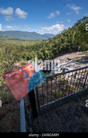 Cartello informativo presso il punto panoramico di Murray Falls, il Girramay National Park, vicino a Cardwell, North Queensland, Australia Foto Stock