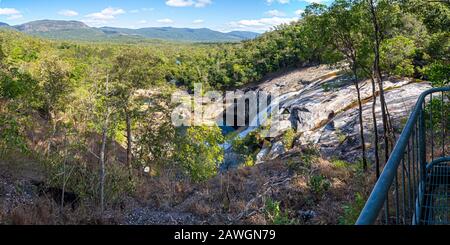 Vista delle cascate di Murray dal belvedere. Girramay National Park, Vicino A Cardwell, North Queensland, Australia Foto Stock