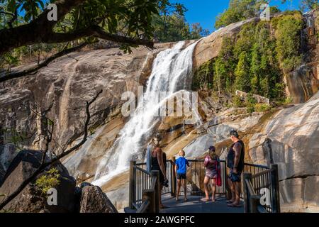 Famiglia che si trova sulla piattaforma di visualizzazione Murray Falls. Girramay National Park, Vicino A Cardwell, North Queensland, Australia Foto Stock