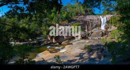 Murray Falls si rovesciano su una mensola in granito rosa. Girramay National Park, Vicino A Cardwell, North Queensland, Australia Foto Stock