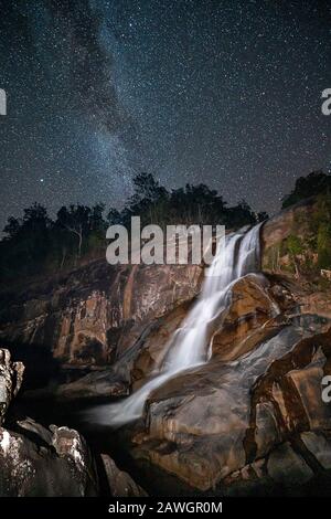 Milky Way Oltre Murray Falls, Girramay National Park, Vicino Cardwell, North Queensland, Australia Foto Stock