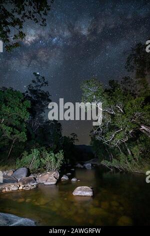 Milky Way in cielo notturno sul Fiume Murray a valle delle Cascate Murray Vicino a Cardwell North Queensland Foto Stock