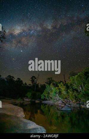 Milky Way in cielo notturno sul Fiume Murray a valle delle Cascate Murray Vicino a Cardwell North Queensland Foto Stock