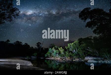 Milky Way in cielo notturno sul Fiume Murray a valle delle Cascate Murray Vicino a Cardwell North Queensland Foto Stock