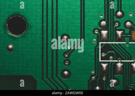 Scheda elettronica a circuito stampato sfondo astratto. Computer scheda madre primo piano. Tecnologie moderne. Micro elementi di computer con connessioni e trac Foto Stock