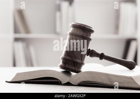 Closeup giudici di legno gavel su tavola di legno con libri legali . soft focus. Foto Stock