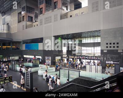 La sala centrale della stazione di Kyoto (京都駅, Kyōto-eki), la stazione ferroviaria principale di Kyoto, Giappone. Foto Stock
