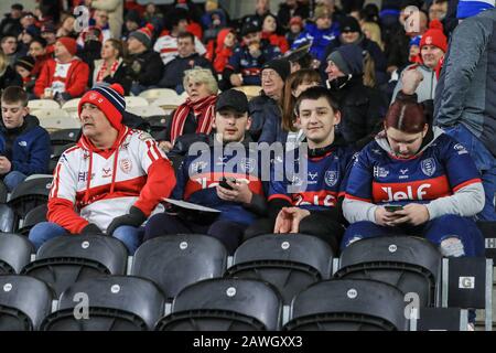 7th Febbraio 2020, KC Stadium, Hull, Inghilterra; Betfred Super League, Hull FC / Hull Kingston Rovers : Hull KR tifosi prima di kick-off Foto Stock