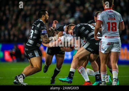 7th Febbraio 2020, KC Stadium, Hull, Inghilterra; Betfred Super League, Hull FC / Hull Kingston Rovers : Greg Minikin (5) di Hull KR avvolto da Hull FC difesa Foto Stock