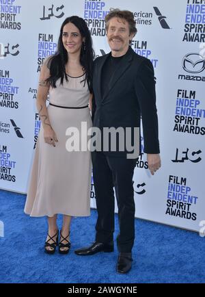 Los Angeles, Stati Uniti. 08th Feb, 2020. Giada Colagrande, Willem Dafoe Partecipa Al 2020 Film Independent Spirit Awards Il 08 Febbraio 2020 A Santa Monica, California Credit: Tsuni/Usa/Alamy Live News Foto Stock