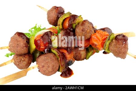 Polpette di manzo e kebab vegetali su spiedini di legno isolati su uno sfondo bianco Foto Stock
