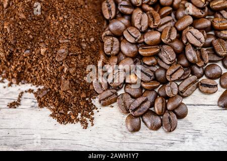 Chicchi di caffè e caffè macinato dall'alto Foto Stock