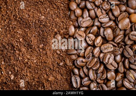 Chicchi di caffè e caffè macinato dall'alto Foto Stock