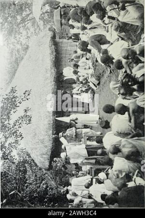 Attraversa le montagne della Luna e attraverso la porta posteriore dello Stato del Congo di TBroadwood JohnsonWith un introdby T.FVictor Buxton . Thewarning ha dimostrato, purtroppo, tutto troppo vero, e si è trovato che in alcuni dei presunti guariti i sintomi sono tornati. La possibile espiazione è stata che alcuni dei germi devono essere rimasti intatti per essere secreti in tessuti noteuti dall'atoxile, e quindi sono stati in grado di apparire nel flusso sanguigno generale più tardi, dopo il passaggio del farmaco. Un'altra teoria messa per-rione era che, come nel caso di altri germi, whataffected il m. Foto Stock