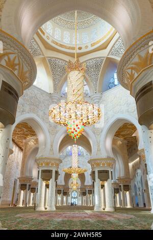 All'interno della Moschea Sheikh Zayed e il piu' grande lampadario del mondo ad Abu Dhabi Foto Stock