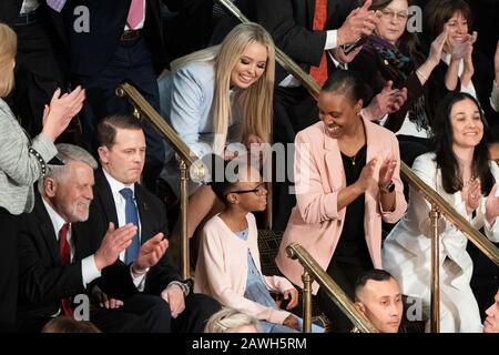 Washington, Stati Uniti D'America. 04th Feb, 2020. Gli ospiti della Galleria Janiyah Davis e sua madre Stephanie Davis di Philadelphia sono riconosciuti dal presidente Donald J. Trump durante il discorso dello Stato dell'Unione Martedì, 4 febbraio 2020, al Campidoglio degli Stati Uniti a Washington, DC Janiyah, un quarto commerciante, È 1 di 50.000 studenti della Pennsylvania School Choice Scholarship waitlist ed è stato informato durante l'indirizzo di PresidentÕs che aveva ricevuto una borsa di studio per frequentare la sua scuola di scelta Persone: Janiyah Davis Credit: Storms Media Group/Alamy Live News Foto Stock