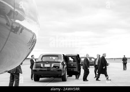 Washington, Stati Uniti D'America. 07th Feb, 2020. Il presidente Donald J. Trump arriva a bordo dell'Air Force One all'aeroporto internazionale Charlotte Douglas venerdì 7 febbraio 2020, per il suo ritorno a Washington, D.C Persone: Il presidente Donald J. Trump Credit: Storms Media Group/Alamy Live News Foto Stock