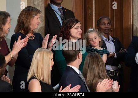 Washington, Stati Uniti D'America. 04th Feb, 2020. Il presidente Donald J. Trump presenta gli ospiti della galleria dello Stato dell'Unione Robin Schneider e sua figlia Ellie Schneider di Kansas City, lunedì 4 febbraio 2020, durante il discorso dello Stato dell'Unione al Campidoglio degli Stati Uniti a Washington, DC Nato a 21 settimane e 6 giorni, Ora Ellie, di 2 anni, è uno dei bambini più piccoli a sopravvivere negli Stati Uniti: Robin Schneider Credit: Storms Media Group/Alamy Live News Foto Stock