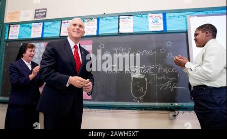 Philadelphia, Stati Uniti D'America. 05th Feb, 2020. Il Vice Presidente Mike Pence incontra il preside della scuola suor Mary McNulty e uno studente durante una visita alla Saint Francis de Sales School mercoledì 5 febbraio 2020, a Philadelphia Persone: Vice Presidente Mike Pence Credit: Storms Media Group/Alamy Live News Foto Stock