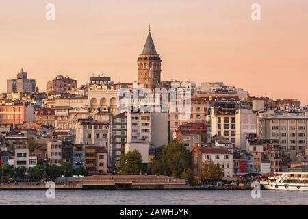 Torre Galata nel quartiere di Karakoy e Corno d'Oro al crepuscolo di Istanbul Foto Stock