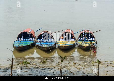 Barche da pesca tradizionali in legno nel fiume Hooghly o Ganga. Calcutta. India Foto Stock