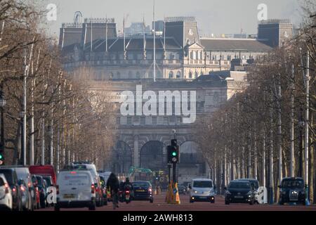 Westminster, Londra, Regno Unito. Vista lungo il Mall verso Admiralty Arch con traffico, 6th febbraio 2020 Foto Stock