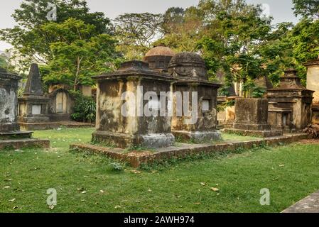 Antiche tombe di lapidi nel cimitero di South Park Street a Kolkata. India Foto Stock