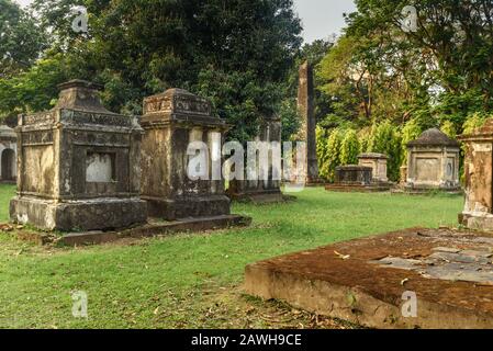 Antiche tombe di lapidi nel cimitero di South Park Street a Kolkata. India Foto Stock