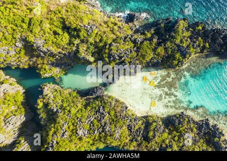 Vista dall'alto, splendida vista aerea della Grande Laguna e della piccola Laguna, due splendide baie di acqua cristallina circondate da scogliere rocciose. Foto Stock