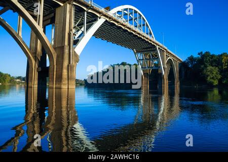 Lo Storico Ponte Edmund Pettus A Selma, Alabama. Dal Fiume Alabama Foto Stock