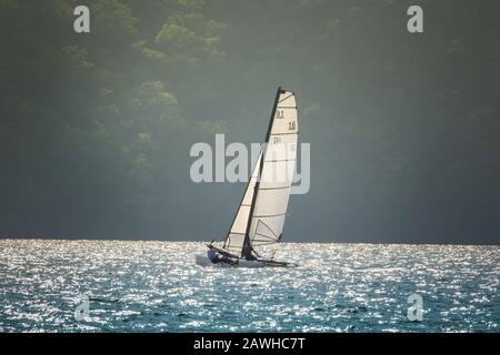 Gita in barca a vela - Lago di Como Italia Foto Stock