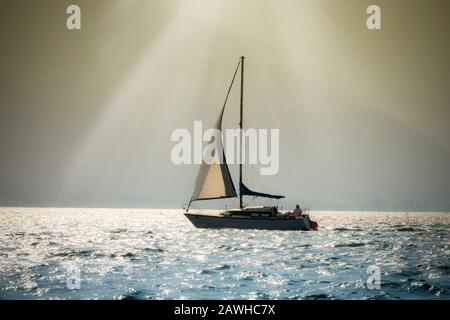 Gita in barca a vela - Lago di Como Italia Foto Stock