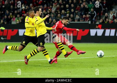 Leverkusen, Germania. 8th Feb, 2020. Kevin Volland (R) di Leverkusen spara durante una partita tedesca della Bundesliga tra Borussia Dortmund e Bayer 04 Leverkusen a Leverkusen, Germania, 8 febbraio 2020. Credito: Joachim Bywaletz/Xinhua/Alamy Live News Foto Stock