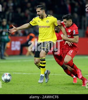 Leverkusen, Germania. 8th Feb, 2020. Emre Can (L) di Dortmund vies con Nadiem Amiri di Leverkusen durante una partita tedesca della Bundesliga tra Borussia Dortmund e Bayer 04 Leverkusen a Leverkusen, Germania, 8 febbraio 2020. Credito: Joachim Bywaletz/Xinhua/Alamy Live News Foto Stock