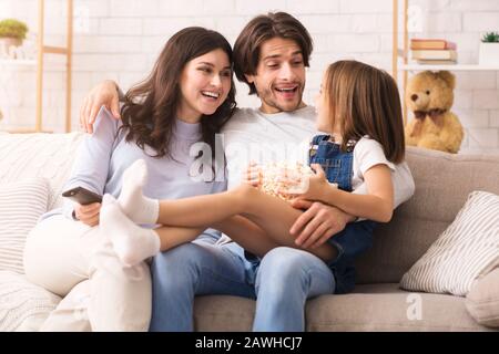 Giovani Genitori E Loro Figliuola Che Trascorrono Insieme Del Tempo A Casa Foto Stock