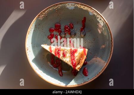 Torta di formaggio New York con frutti di bosco con luce solare brillante. Vista dall'alto Foto Stock