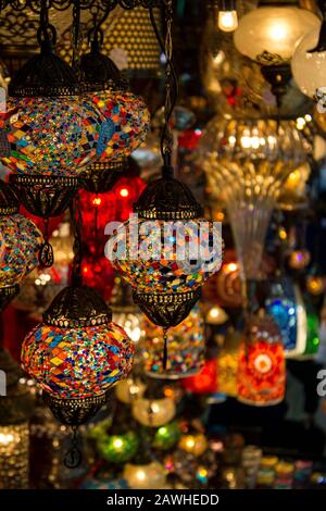 Colorata lampada turca sospesa sul soffitto del Dubai Gold Souk Bazaar,  lampade multicolore per la decorazione degli interni, migliori posti da  visitare a Du Foto stock - Alamy