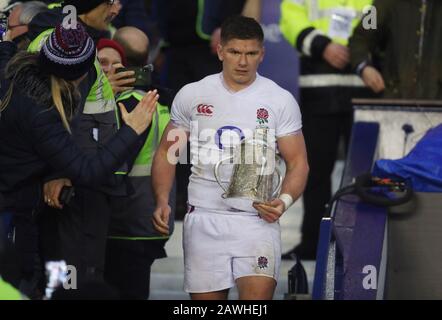 Il capitano dell'Inghilterra Owen Farrell con la Calcutta Cup dopo la partita dei Guinness Six Nations al BT Murrayfield Stadium di Edimburgo. Foto Stock